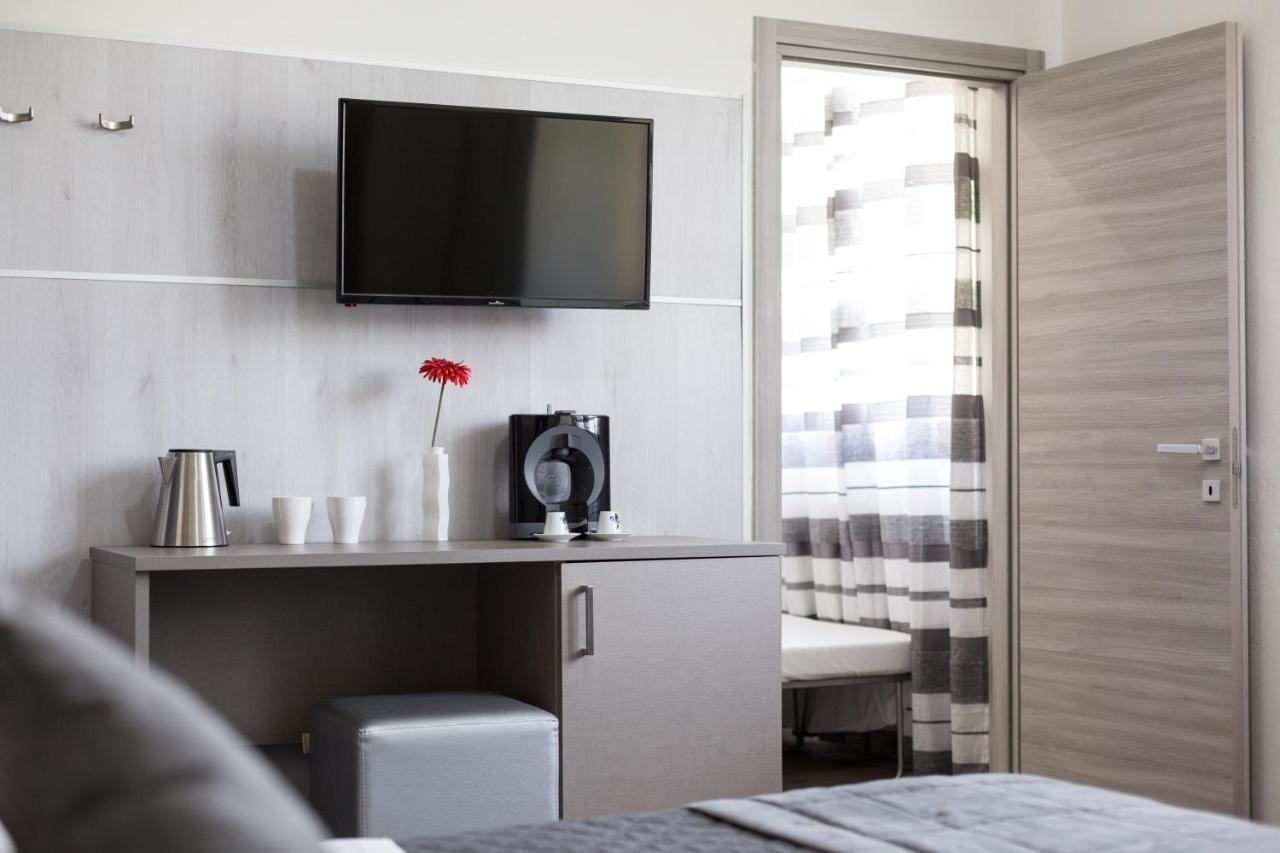 Hotel Canarino Riva del Garda Exterior photo
