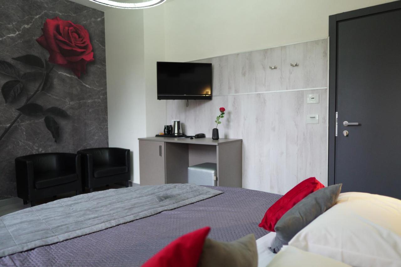 Hotel Canarino Riva del Garda Exterior photo